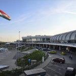 A Budapest Liszt Ferenc Nemzetközi Repülőtér 2-es terminálja 2024. június 6-án. Ezen a napon aláírásra került a repülőteret üzemeltető Budapest Airport Zrt. adás-vételi szerződése, így közel 20 év után újra nemzeti többségi tulajdonba került a reptér. A megállapodásnak köszönhetően a magyar állam vételár arányosan 80 százalékos tulajdonrészt szerez a Budapest Airport Zrt.-ben, a francia társbefektető VINCI pedig 20 százalékot. MTI/Koszticsák Szilárd