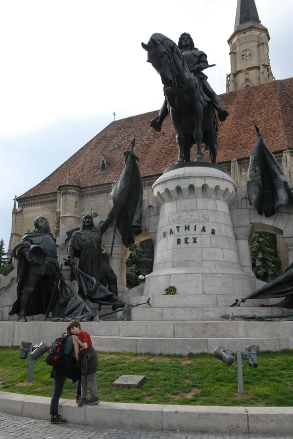 Románia - Vitatott tábla a kolozsvári Mátyás-szobornál