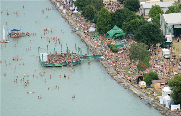 Balaton_kanikula_hoseg_strand_Sound_fesztival