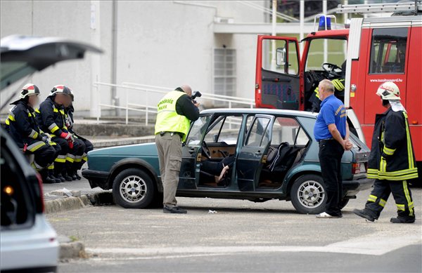 Budaors_2holttest_autoban