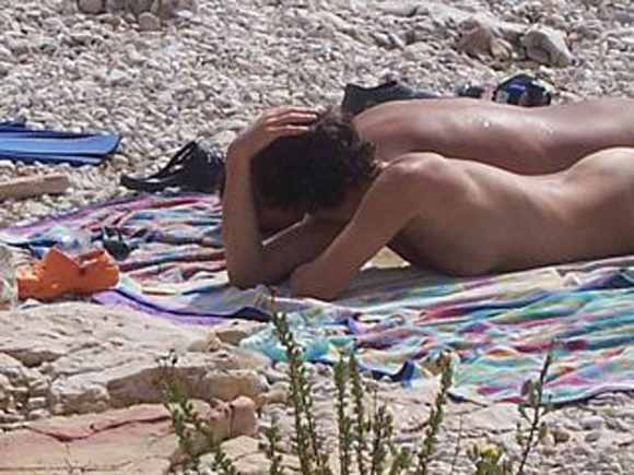 lengyel_furdo_nudista_napozas