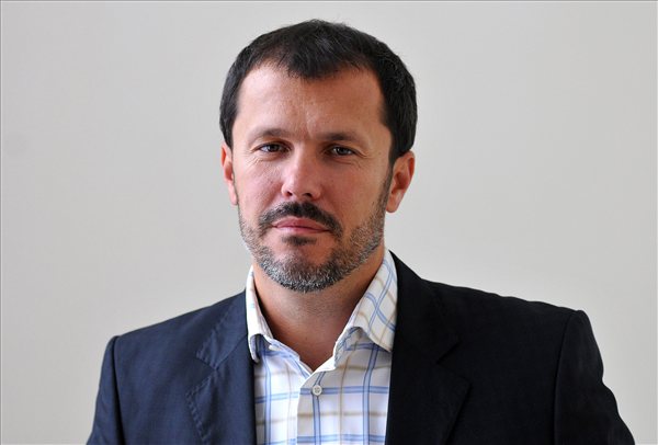 Giro_Szasz_Zoltan_kormanyszovivo0