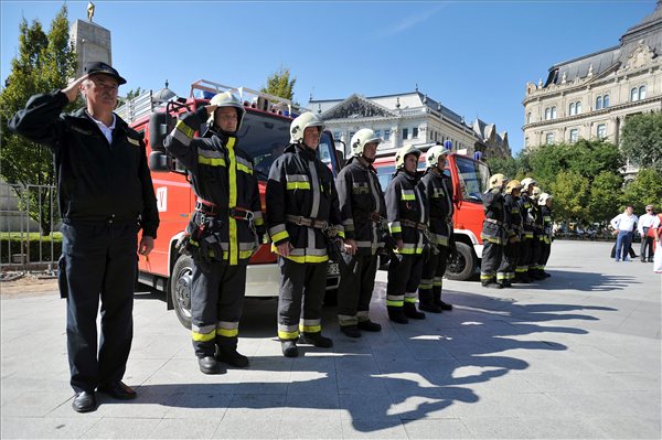 tuzoltok_megemlekezes_szept11_Szabadsag_ter