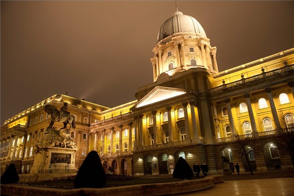 Budavari_palota_Budapest_var_muzeum_MNG