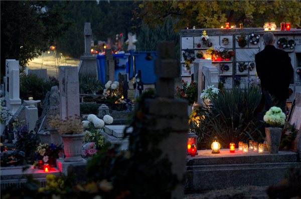 Mindenszentek_halottak_napja_gyertya_temeto