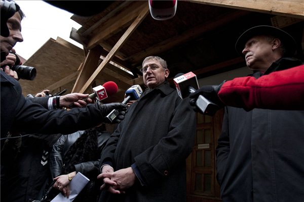 lmp_demonstracio_eloallitas_Gyurcsany_F_01_2011dec