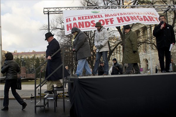 tuntetes_Parlamentnel_Elolanc_Magyarorszagert0