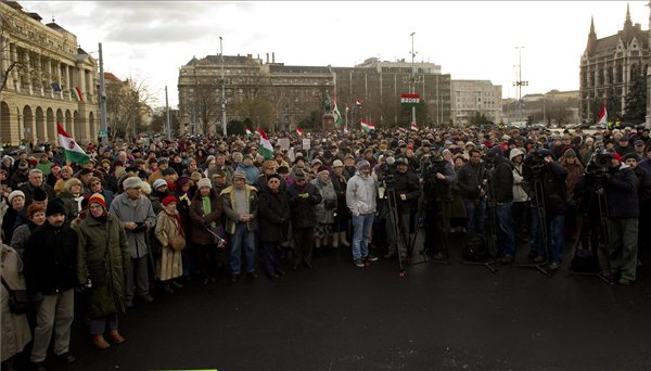 tuntetes_Parlamentnel_Elolanc_Magyarorszagert1