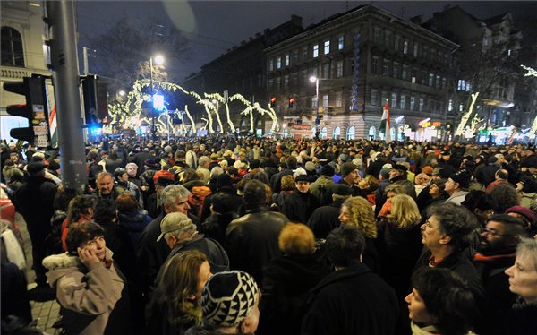 tuntetes_opera_Budapest2012_00
