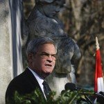 Tőkés László, az Erdélyi Magyar Nemzeti Tanács (EMNT) elnöke mond ünnepi beszédet Nagyváradon, a Szacsvay Imre-szobornál, az Erdélyi Magyar Nemzeti Tanács (EMNT) és az Erdélyi Magyar Néppárt (EMNP) március 15-i közös ünnepi rendezvényén az 1848-49-es forradalom és szabadságharc 164. évfordulóján. MTI Fotó: Czeglédi Zsolt