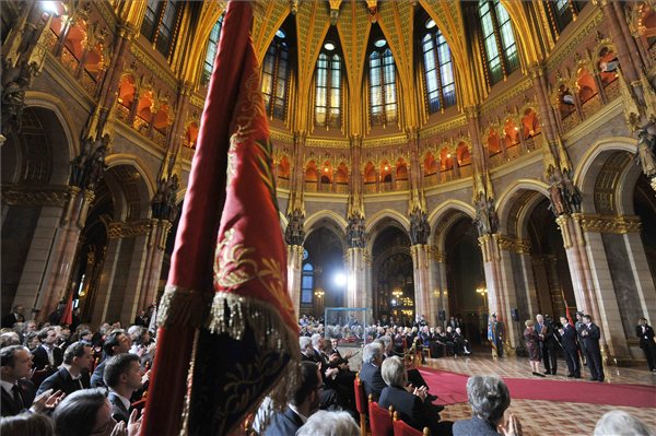 Kituntetetesek_atadasa_2012_parlament