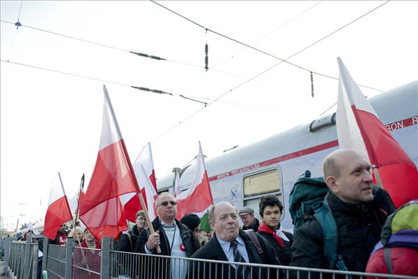 Lengyel szimpatizánsok érkeznek Varsóból, a Nyugati pályaudvaron. A magyar kormány politikáját támogató lengyel csoport tagjai az 1848-49-es forradalom és szabadságharc évfordulóján részt vesznek a Békemenet Magyarországért Egyesület szervezésében tartott budapesti megmozduláson. MTI Fotó: Marjai János