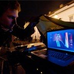 Egy demonstráló a laptopján nézi Schmitt Pál televíziós interjúját, amelyet a közmédiának adott.  A Sándor-palota előtt egyszerre vannak jelen a Schmitt Pál mellett és ellen demonstrálók csoportjai. MTI Fotó: Koszticsák Szilárd