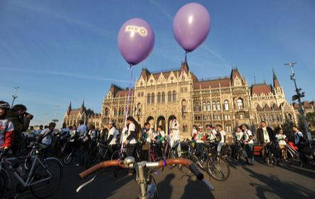 A Bringázz a munkába! kampány résztvevõi a Kossuth téren