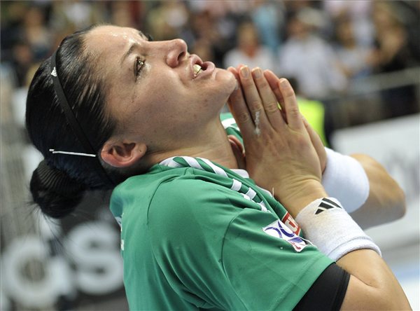 Veszprém, 2012. április 7. Jovanka Radicsevics, Győri Audi ETO KC játékosa sír örömében, miután csapata a női kézilabda Bajnokok Ligája elődöntőjének visszavágóján 31-23-ra legyőzte az Oltchim Valcea csapatát a Veszprém Arénában. A veszprémi csapat ezzel bejutott a BL döntőjébe. MTI Fotó: Illyés Tibor