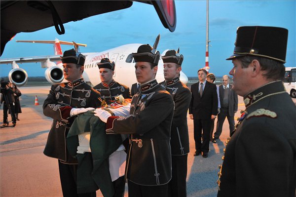 Nyiro_Jozsef_hamvai_urna2