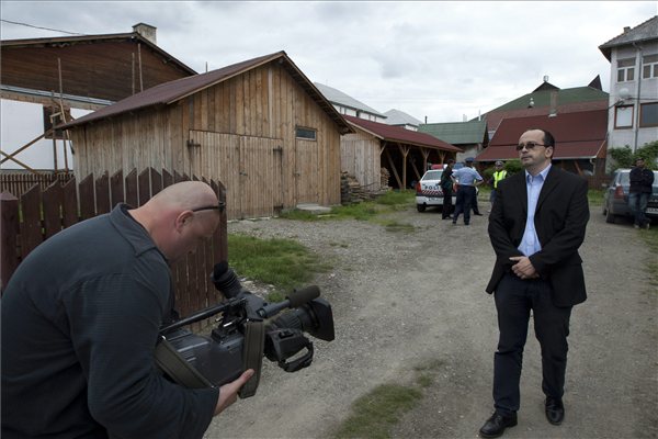 Feltartóztatták Korondon román rendőrök Lukács Csabát, aki úton volt a május 27-re tervezett újratemetés helyszínére, Székelyudvarhelyre. MTI Fotó: Haáz Sándor