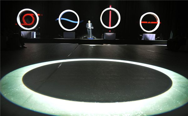 Budapest, 2012. július 24. Böröcz István, a Médiaszolgáltatás-támogató és Vagyonkezelő Alap (MTVA) vezérigazgatója beszél a Magyar Televízió székházában rendezett tájékoztatón, ahol bemutatták a közmédia új arculatát. A háttérben az MTI, a Duna Televízió, az m1 és a Kossuth Rádió (b-j) új logója. MTI Fotó: Bruzák Noémi