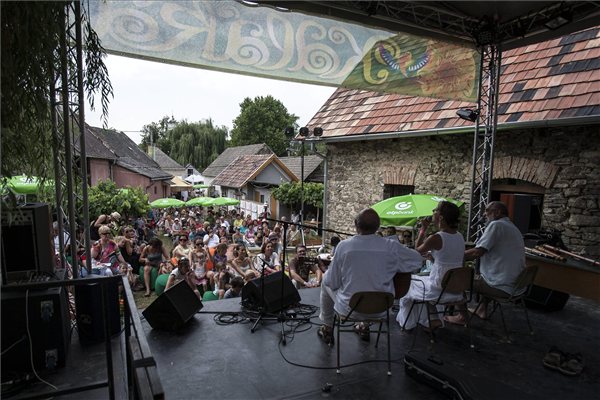 muveszetek_volgye_2012_00