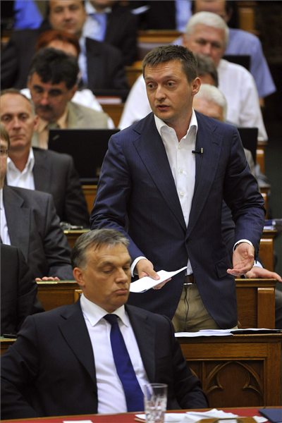 rogan_orban_parlament_00
