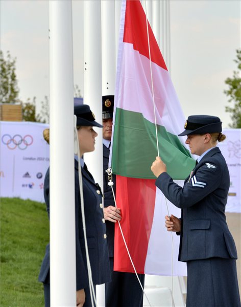 zaszlofelvonas_olimpiai_falu_london_2012_0