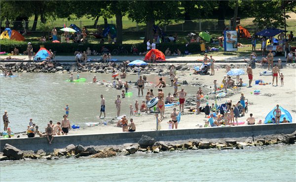 0_Balaton_kanikula_hoseg_strand1