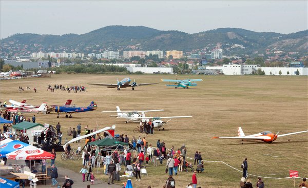 budaorsi_repuloter_75evford_unnep1