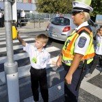 Budaörs, 2012. szeptember 3. Kanti Krisztina, a budaörsi Herman Ottó Általános Iskola iskolarendőre első osztályos tanulókat vezet át a zebrán az iskola közelében 2012. szeptember 3-án. MTI Fotó: Kovács Attila