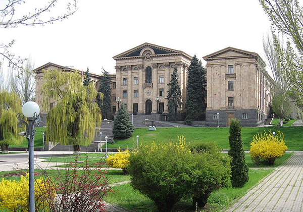 jerevani_parlament_ormeny_parlament