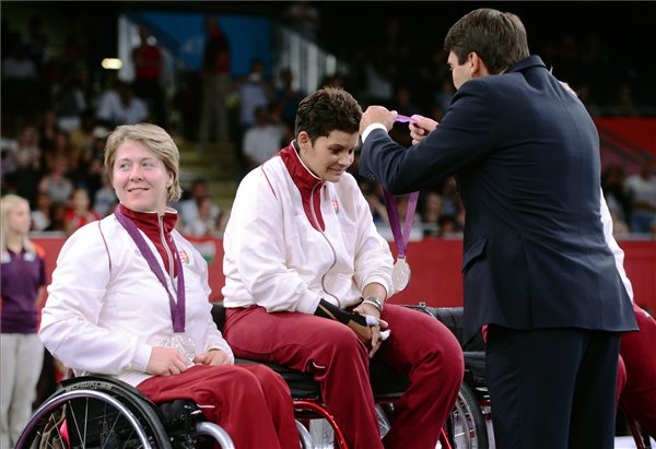 paralimpia_2012_Juhasz_vera_Ader_J_vivas_ezust_csapatban