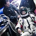 A Red Bull Stratos által 2012. október 14-én közzétett felvételen Felix Baumgartner osztrák extrém ejtőernyős speciális űrhajósruhában várakozik lakókocsijában, mielőtt végrehajtaná kísérleti ugrását a sztratoszférából az új-mexikói Roswell közelében húzódó sivatagban 2012. október 14-én. A 43 éves Baumgartner arra készül, hogy 36 km-es magasságból kiugorva megjavítsa a szabadesés magassági és időhosszúsági világcsúcsát, illetve az első ember legyen, aki szabadeséssel szárnyalja túl a hangsebességet. MTI Fotó: Red Bull Stratos/Gárdi Balázs