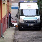 Rendőrök helyszínelnek 2012. november 12-én egy budaörsi családi ház udvarán, ahol a reggeli órákban szóváltást követően mellkason szúrtak egy férfit, aki a helyszínen életét vesztette. A gyilkossággal gyanúsított M. József 43 éves dunavarsányi lakos feladta magát. MTI Fotó: Mihádák Zoltán