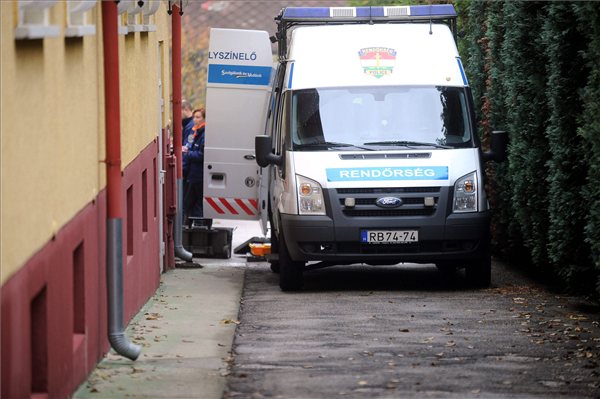 Rendőrök helyszínelnek 2012. november 12-én egy budaörsi családi ház udvarán, ahol a reggeli órákban szóváltást követően mellkason szúrtak egy férfit, aki a helyszínen életét vesztette. A gyilkossággal gyanúsított M. József 43 éves dunavarsányi lakos feladta magát. MTI Fotó: Mihádák Zoltán