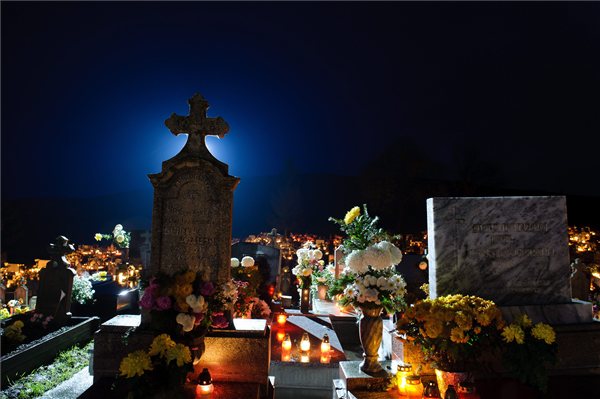 gyertyagyujtas_kegyelet_halottak_napja_temeto_1