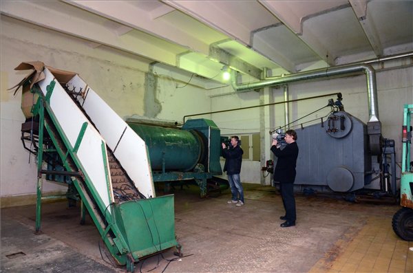 illegalis_szolnoki_cigarettagyar2012