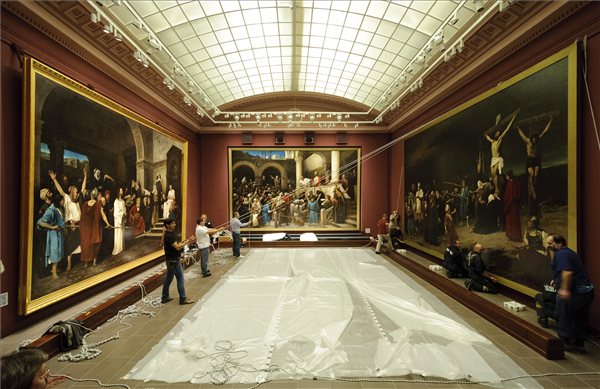 A debreceni Déri Múzeum munkatársai helyére állítják Munkácsy Mihály Golgota című festményét, amelyet daru segítségével emeltek be a múzeum kupolatermébe 2012. november 12-én. A műalkotás kétévnyi távollét után érkezett vissza a városba, ezzel ismét együtt van a művész Krisztus-trilógiája: a Krisztus Pilátus előtt, az Ecce Homo és a Golgota című festmények. MTI Fotó: Czeglédi Zsolt