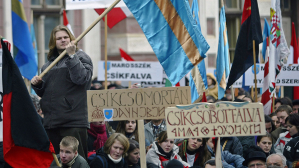 szekely_zaszlo_demonstracio_szentgyorgy2012_0