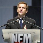 Bajnai Gordon, a bejegyzés alatt álló Haza és Haladás Egyesület elnöke, volt miniszterelnök az Együtt 2014 Választói Mozgalom nevében felszólal a jobbikos Gyöngyösi Márton november 26-án tett kijelentése elleni fellépésül szervezett, Tömegtüntetés a nácizmus ellen elnevezésű demonstráción a fővárosi Kossuth Lajos téren 2012. december 2-án. MTI Fotó: Beliczay László