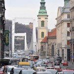 Járművek haladnak a budapesti Szabad sajtó úton 2013. január 7-én a Ferenciek tere és a Március 15. tér átépítése miatt kialakított új közlekedési rend szerint.