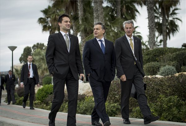 orban_neppart_csucs2013_cipruson_2