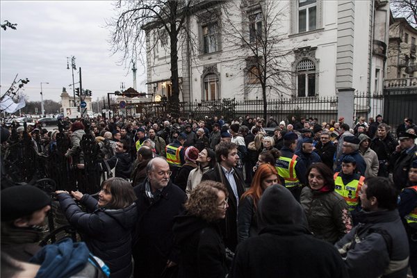 civil_demonstralok_fidesz_szekhaz