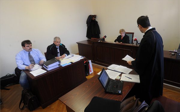 Boda Csaba, a pertársaság elnöke (b), Bense László Erik ügyvéd (b2), Miszbrandtner Erika bírónő (j2) és Lendvai András ügyvéd (j) az első pertársaság perén a Fővárosi Törvényszéken 2013. március 4-én, a 200 millió forint fölötti perértékű, több mint 30 szerződést megtámadó per első tárgyalási napján. Az AXERMIX munkacsoport szervezésében elindított pertársaság a hazai bankok közül elsőként az AXA Bank ellen indított pert devizahitelesek megbízásából. MTI Fotó: Földi Imre