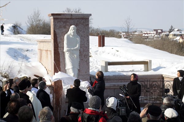 herendi_porcelanbol_jezus_szobor_veszprem