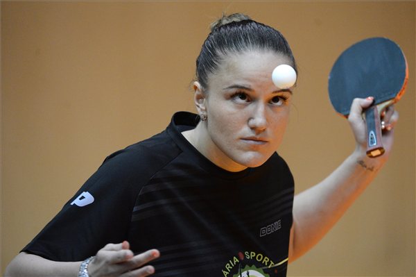 Pergel Szandra, a Budaörs 2i SC versenyzője játszik Liu Jia, az osztrák Linz AG Froschberg csapatának tagja ellen a női asztalitenisz Bajnokok Ligája döntőjének első mérkőzésén Budaörsön 2013. március 9-én. MTI Fotó: Kovács Tamás