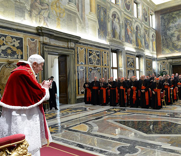 xvi_Benedek_pp_bucsuja_biborosi kollegium_00