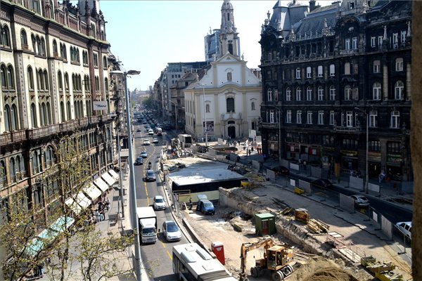 Ferenciek_tere_atepites_2013apr26