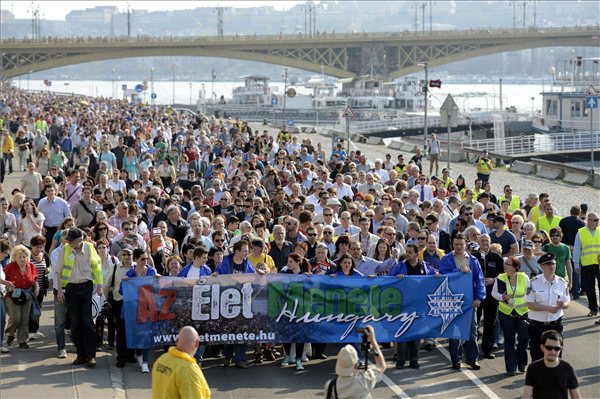 Budapest, 2013. április 21. Résztvevők az Élet menete felvonuláson a Carl Lutz rakparton 2013. április 21-én. Az Élet menetével a holokauszt magyarországi áldozataira emlékeznek. MTI Fotó: Kovács Tamás