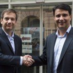 Bajnai Gordon, az Együtt 2014-Párbeszéd Magyarországért választási szövetség vezetője (b) és Mesterházy Attila, a Magyar Szocialista Párt (MSZP) elnöke kezet fog, miután a volt miniszterelnök részt vett az MSZP országos választmányának zárt ülésén a párt székházában 2013. április 27-én. MTI Fotó: Illyés Tibor