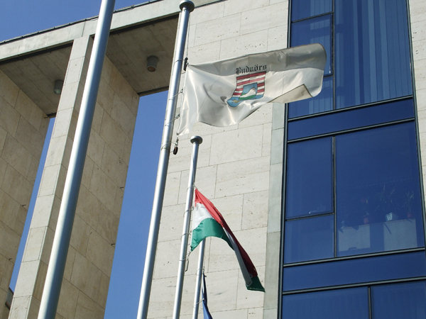 budaors_varoshaza_zaszlo_budaors2013majus