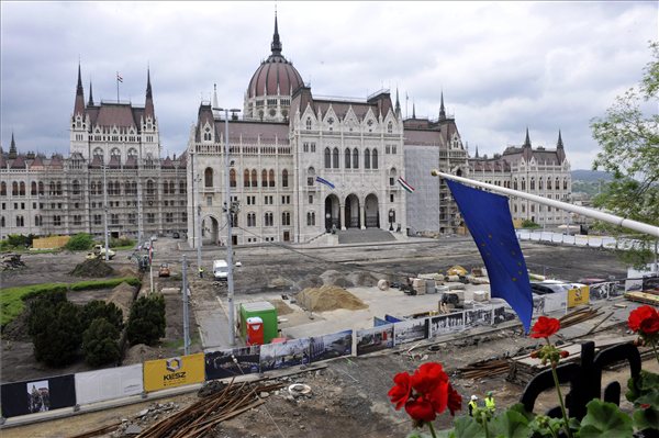 kossuth_ter_atepitese_bp_2013majus